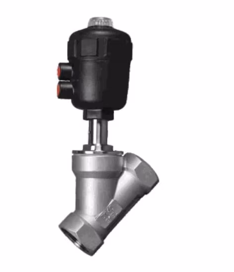 Valvola a sede inclinata con controllo pneumatico e design a flangia